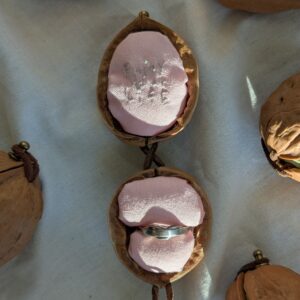 胡桃のリングケース : 桃