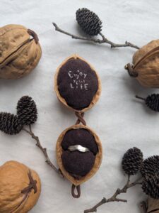 胡桃のリングケース : 茶