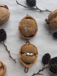 胡桃のリングケース : 黄土