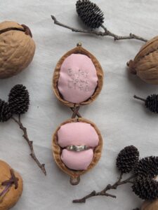 胡桃のリングケース : 桃