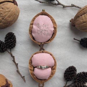 胡桃のリングケース : 桃