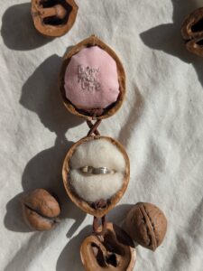 11.胡桃のリングケース:桃×原綿