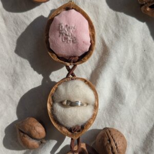 胡桃のリングケース:桃×原綿