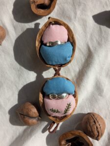 12.胡桃のリングケース:青×桃