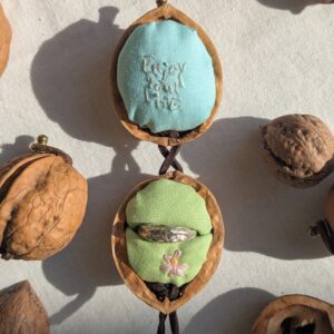 16.胡桃のリングケース : 水×黄緑