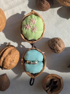 17.胡桃のリングケース : 黄緑×水