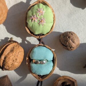 17.胡桃のリングケース : 黄緑×水